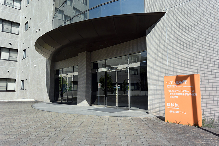 実験装置の設置されている徳島大学理工学部機械棟